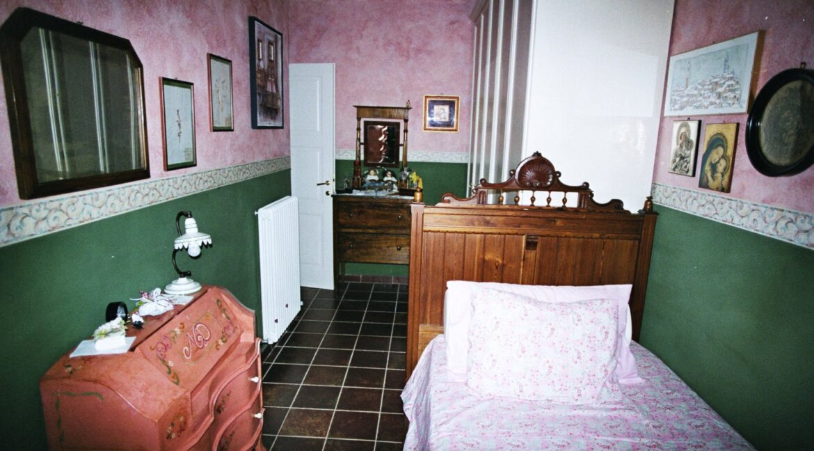 camera-accanto-cucina-1