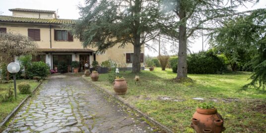 Porzione di villa con ampio giardino